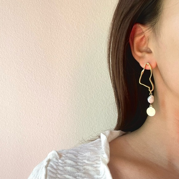 NEW DROP💌Asymmetrical Matted Pearl Earrings - Picture 2 of 7